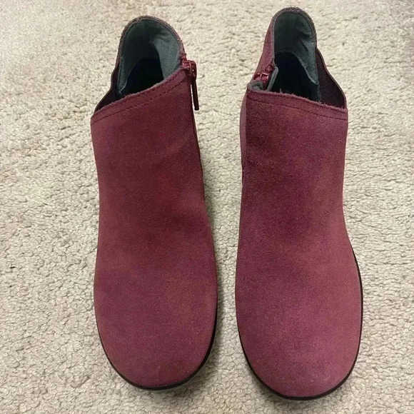 SKECHERS Parallel Ditto Asymmetric Collar Suede Ankle Bootie Burgundy Womens 6 - Picture 4 of 12